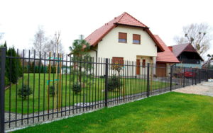 fot. Plast-Met Systemy_Ogrodzeniowe Z podmurówką czy bez? Ważny detal przy budowie ogrodzenia